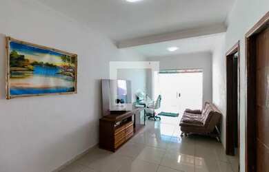 Imagem: A casa possui 2 Dormitórios, 1 Banheiro, 2 Vagas na garagem