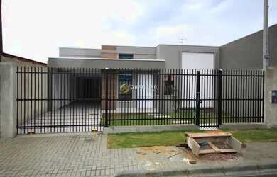 Imagem: A casa possui 3 Dormitórios, 3 Banheiros, 5 Vagas na garagem