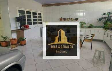 Imagem: A casa possui 3 Dormitórios, 2 Banheiros, 4 Vagas na garagem