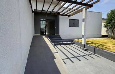 Imagem: A casa possui 3 Dormitórios, 2 Banheiros, 2 Vagas na garagem