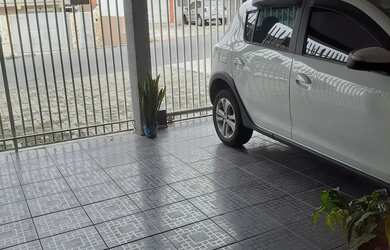 Imagem: A casa possui 2 Dormitórios, 2 Banheiros, 2 Vagas na garagem