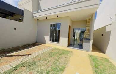 Imagem: A casa possui 2 Dormitórios, 2 Banheiros, 2 Vagas na garagem