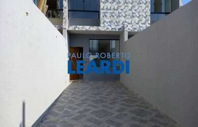 Imagem: A casa possui 3 Dormitórios, 3 Banheiros, 2 Vagas na garagem