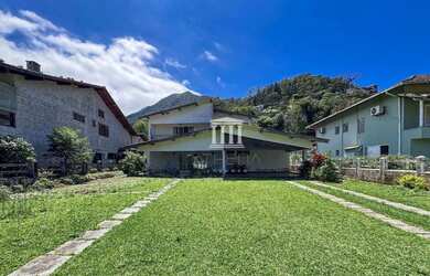 Imagem: A casa em condomínio possui 5 Dormitórios, 4 Banheiros, 2