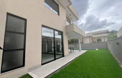 Imagem: A casa possui 3 Dormitórios, 4 Banheiros, 2 Vagas na garagem