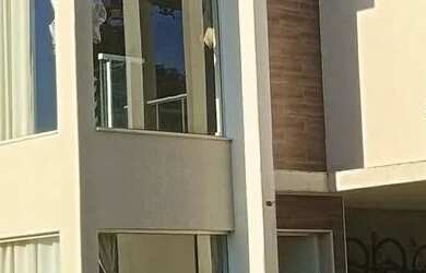 Imagem: A casa possui 4 Dormitórios, Acomodam 15 pessoas e Imóvel