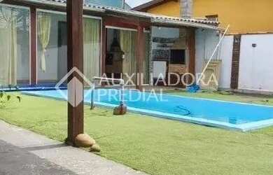 Imagem: A casa possui 2 Dormitórios, 1 Banheiro, 2 Vagas na garagem