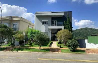 Imagem: A casa possui 4 Dormitórios, 5 Banheiros, 4 Vagas na garagem