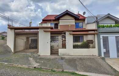 Imagem: A casa possui 3 Dormitórios, 3 Banheiros, 4 Vagas na garagem