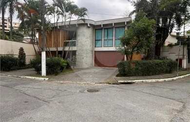 Imagem: A casa possui 4 Dormitórios, 5 Banheiros, 5 Vagas na garagem