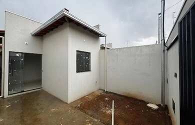 Imagem: A casa possui 2 Dormitórios, 1 Banheiro, 1 Vaga na garagem