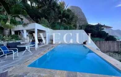 Imagem: A casa em condomínio possui 5 Dormitórios, 5 Banheiros, 2