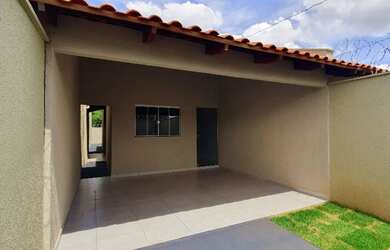 Imagem: A casa possui 2 Dormitórios, 2 Banheiros, 2 Vagas na garagem