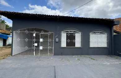 Imagem: A casa possui 3 Dormitórios, 2 Banheiros, 200m² de Área e