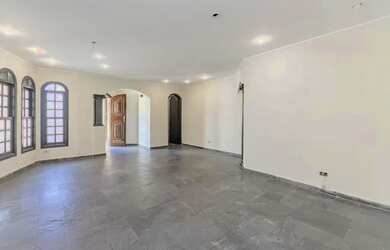 Imagem: A casa possui 3 Dormitórios, 4 Banheiros, 3 Vagas na garagem