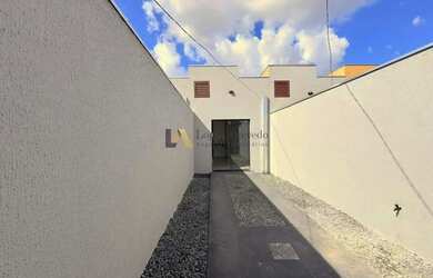 Imagem: A casa possui 2 Dormitórios, 1 Banheiro, 2 Vagas na garagem