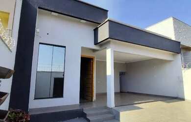 Imagem: A casa possui 3 Dormitórios, 3 Banheiros, 4 Vagas na garagem