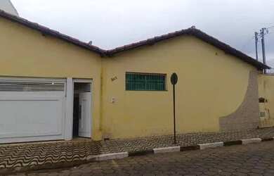 Imagem: A casa possui 3 Dormitórios, 1 Banheiro, 355m² de Área e