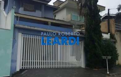 Imagem: A casa possui 3 Dormitórios, 2 Banheiros, 4 Vagas na garagem