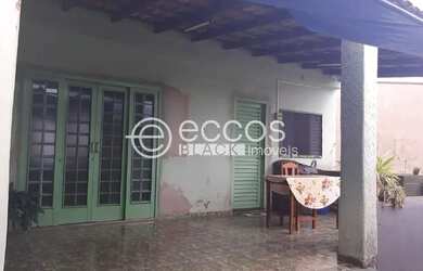 Imagem: A casa possui 2 Dormitórios, 2 Banheiros, 1 Vaga na garagem