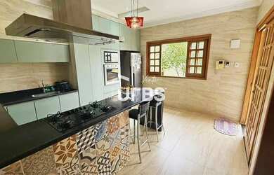 Imagem: A casa possui 4 Dormitórios, 3 Banheiros, 3 Vagas na garagem