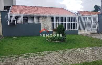 Imagem: A casa possui 4 Dormitórios, 3 Banheiros, 4 Vagas na garagem