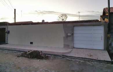 Imagem: A casa possui 3 Dormitórios, 2 Banheiros, 3 Vagas na garagem