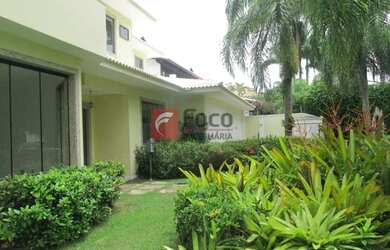 Imagem: A casa em condomínio possui 4 Dormitórios, 5 Banheiros, 2