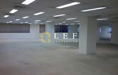 Imagem: O depósito possui 5 Vagas na garagem, 384m² de Área e está