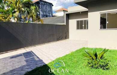 Imagem: A casa possui 3 Dormitórios, 2 Banheiros, 2 Vagas na garagem