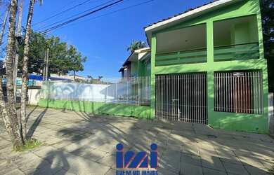 Imagem: A casa possui 3 Dormitórios, 3 Banheiros, 1 Vaga na garagem