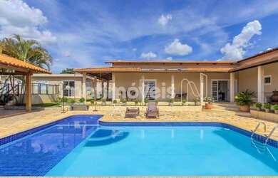 Imagem: A casa em condomínio possui 4 Dormitórios, 4 Banheiros, 2