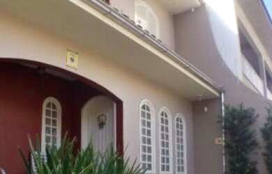 Imagem: A casa possui 5 Dormitórios, 5 Banheiros, 3 Vagas na garagem