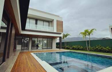 Imagem: A casa em condomínio possui 5 Dormitórios, 5 Banheiros, 3