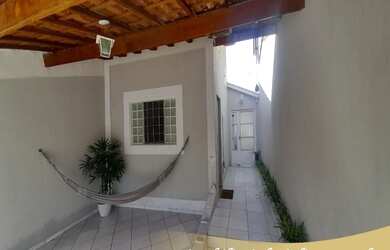 Imagem: A casa possui 2 Dormitórios, 1 Banheiro, 2 Vagas na garagem