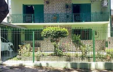 Imagem: A casa possui 4 Dormitórios, 2 Banheiros, 3 Vagas na garagem