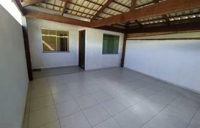 Imagem: A casa possui 2 Dormitórios, 1 Banheiro, 2 Vagas na garagem