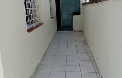 Imagem: A casa possui 2 Dormitórios, 1 Banheiro, 2 Vagas na garagem