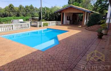 Imagem: A casa possui 4 Dormitórios, 5 Banheiros, 5 Vagas na garagem