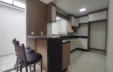 Imagem: A casa possui 3 Dormitórios, 2 Banheiros, 2 Vagas na garagem