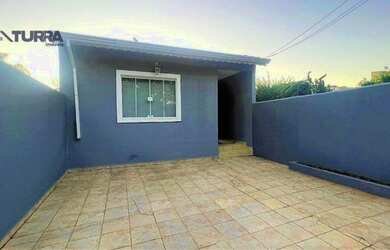 Imagem: A casa possui 3 Dormitórios, 2 Banheiros, 2 Vagas na garagem