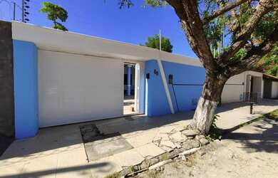 Imagem: A casa possui 4 Dormitórios, 3 Banheiros, 3 Vagas na garagem