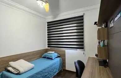 Imagem: A casa possui 3 Dormitórios, 2 Banheiros, 3 Vagas na garagem