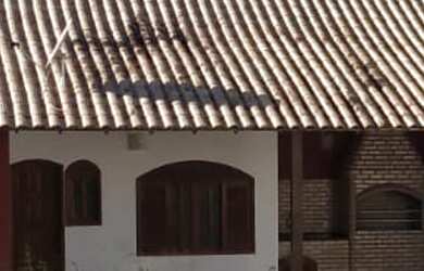 Imagem: A casa possui 3 Dormitórios, 2 Banheiros, 2 Vagas na garagem