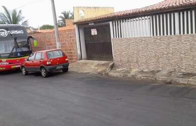 Imagem: A casa possui 4 Dormitórios, 2 Banheiros, 5 Vagas na garagem