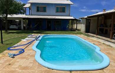 Imagem: A casa possui 4 Dormitórios, 3 Banheiros, 2 Vagas na garagem