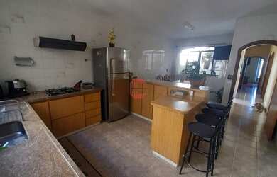 Imagem: A casa possui 3 Dormitórios, 2 Banheiros, 2 Vagas na garagem