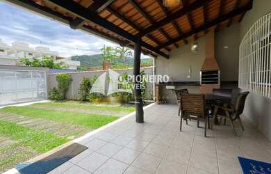 Imagem: A casa possui 5 Dormitórios, 2 Banheiros, 4 Vagas na garagem