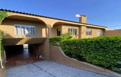 Imagem: A casa possui 4 Dormitórios, 2 Banheiros, 5 Vagas na garagem