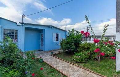 Imagem: A casa possui 3 Dormitórios, 2 Banheiros, 3 Vagas na garagem